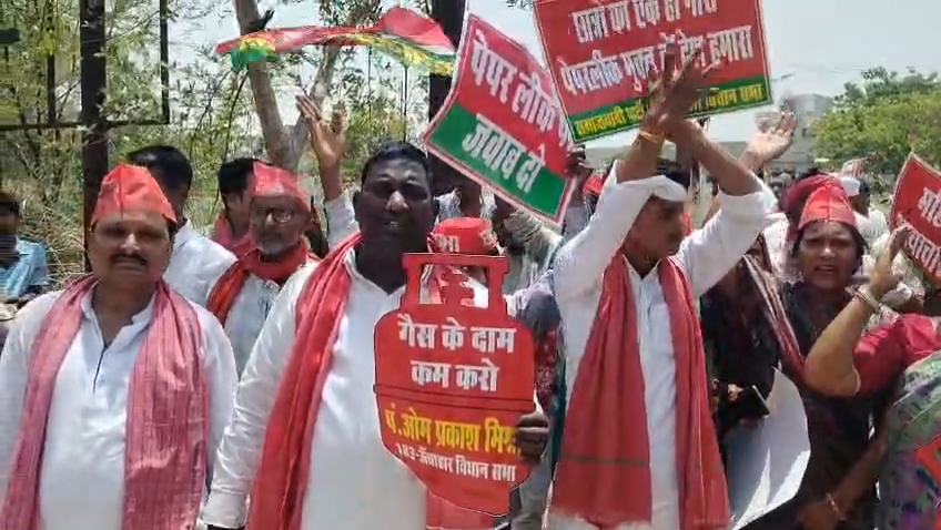Raebareli Protest: कांग्रेस-सपा ने फूंका केंद्रीय शिक्षा मंत्री का पुतला, मांगा इस्तीफा