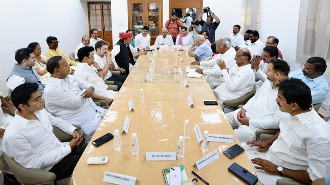 INDIA bloc की बैठक से पहले ऋतब्रत बनर्जी के दावे से TMC में खलबली, DMK-AAP दूर, जानिये क्यों मचा सियासी घमासान 