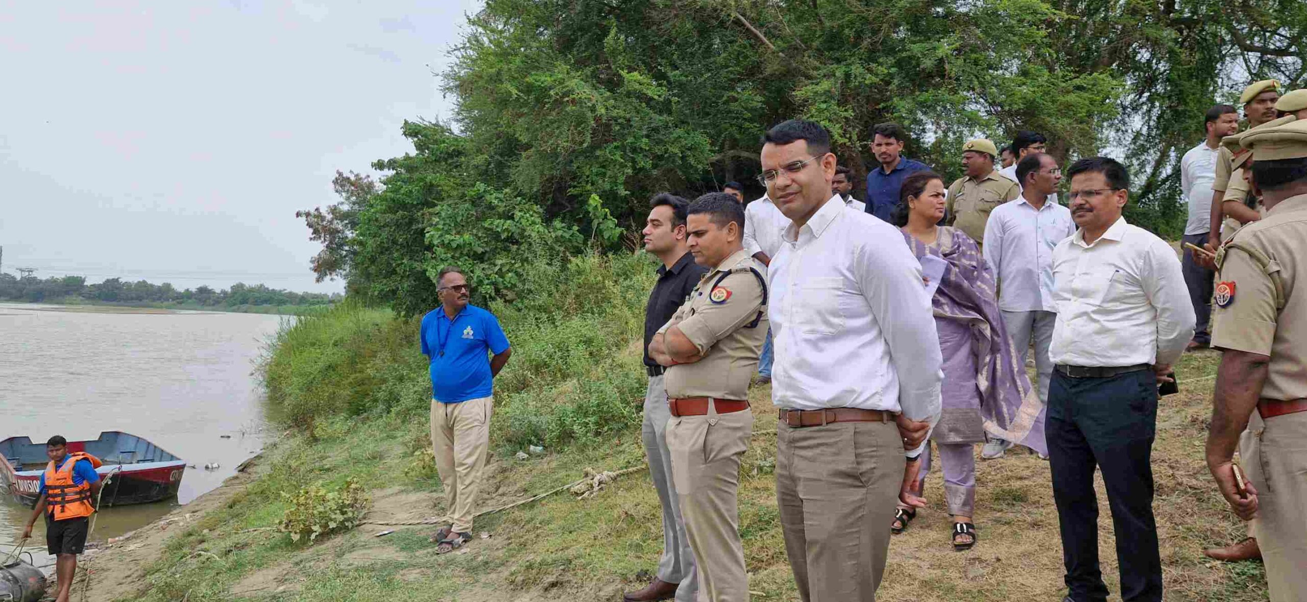 बलरामपुर जिला प्रशासन ने राप्ती नदी में बाढ़ से निपटने के लिये किया मॉक ड्रिल