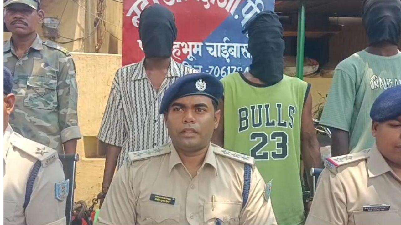 पुलिस मुख्यालय को खुफिया जानकारी मिली थी कि बड़ाजामदा ओपी क्षेत्र में कुछ संदिग्ध युवक चोरी की मोटरसाइकिलों के साथ घूम रहे हैं और किसी बड़ी छिनतई या लूट की वारदात को अंजाम देने की फिराक में हैं। सूचना मिलते ही किरीबुरू के अनुमंडल पुलिस पदाधिकारी विनीत कुमार किन्डो के नेतृत्व में एक विशेष छापामारी दल का गठन किया गया। पुलिस टीम ने तेजी से कार्रवाई करते हुए बड़ाजामदा के टंकीसाई स्थित दयाल कुमार नाग के घर, नोवामुंडी स्थित संदीप पिंगुवा के ठिकाने और बड़ाजामदा लाल बिल्डिंग के पास सुनसान झाड़ियों में एक साथ दबिश दी, जहां से छिपाकर रखी गईं 7 मोटरसाइकिलें और स्कूटी बरामद की गईं।