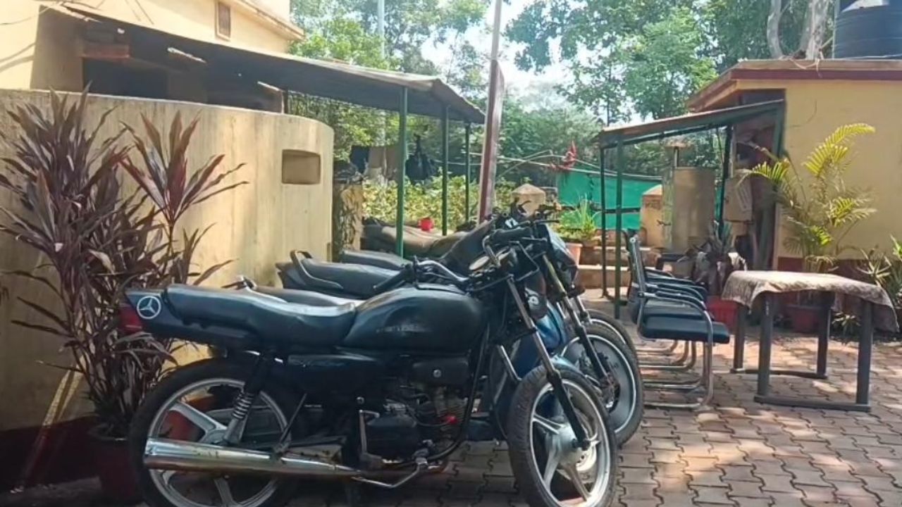 पुलिस की गिरफ्त में आए आरोपियों की पहचान दयाल कुमार नाग उर्फ मंगरू (20 वर्ष), संदीप पिंगुवा उर्फ पोटी उर्फ तितली (25 वर्ष) और बॉबी दास (19 वर्ष) के रूप में हुई है। पुलिस जांच में यह चौंकाने वाला खुलासा हुआ है कि इस गिरोह के सरगना दयाल और संदीप पहले भी कई संगीन आपराधिक मामलों में जेल की हवा खा चुके हैं। जेल से छूटने के बाद इन्होंने किशोरों को बहला-फुसलाकर अपने गिरोह में शामिल किया और फिर से वारदातों को अंजाम देने लगे। पुलिस ने इनके पास से पांच स्प्लेंडर बाइक, एक होंडा लिवो और एक होंडा एक्टिवा स्कूटी जब्त की है। पुलिस ने नए कानून के तहत मामला दर्ज कर आरोपियों को जेल भेजने की प्रक्रिया शुरू कर दी है।