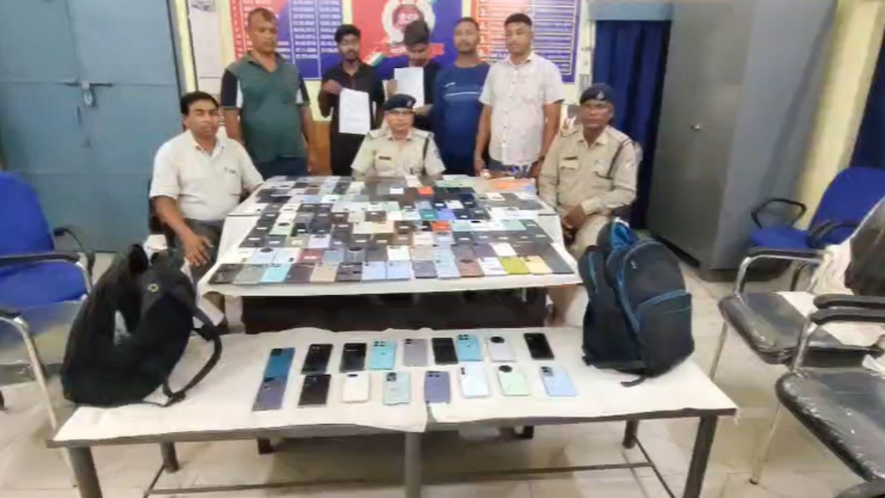 Jharkhand News: वनांचल एक्सप्रेस बनी तस्करी का अड्डा? 59 लाख के मोबाइल बरामद, दो पकड़े गए