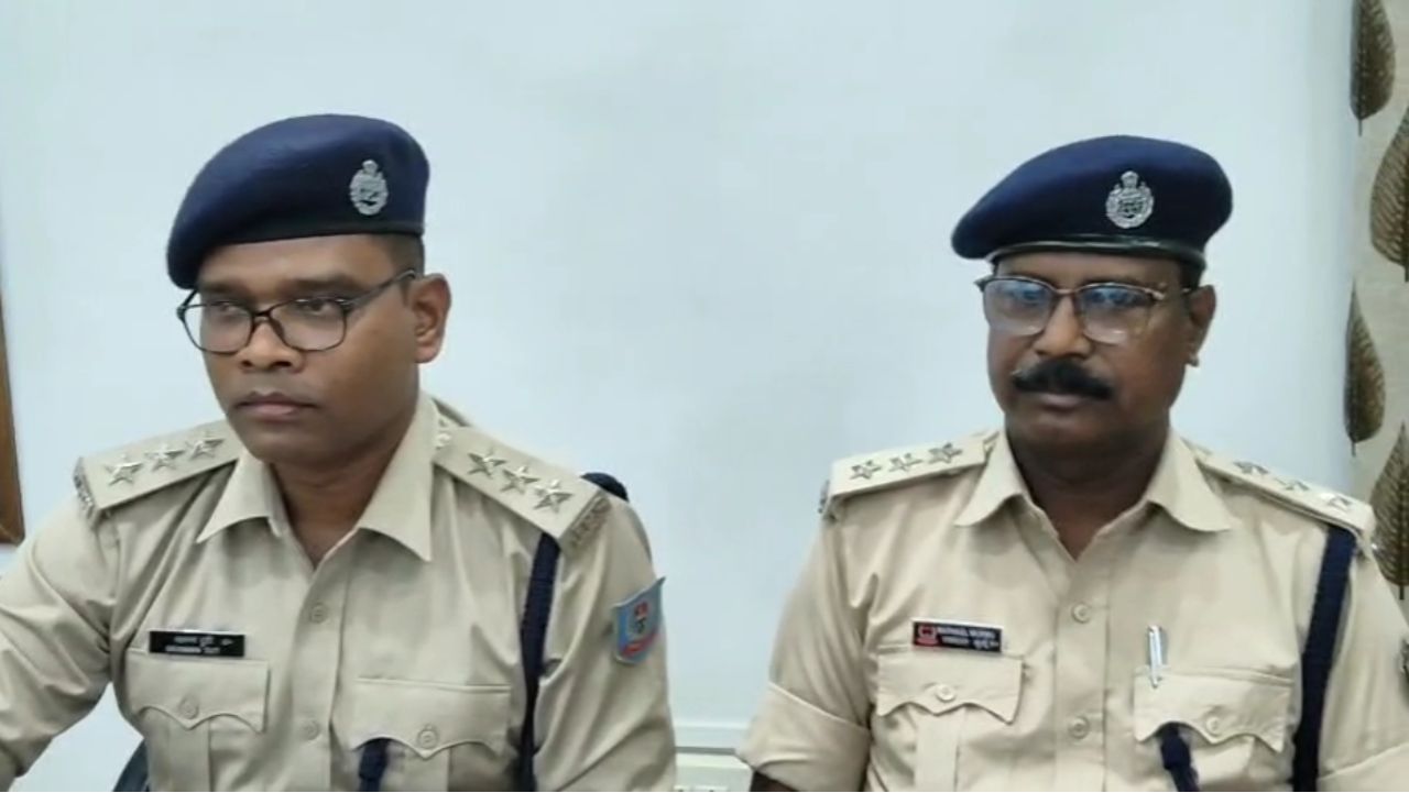 जांच के दौरान मृतक की पहचान छोटामहुलडीहा निवासी मुकेश बारजो (पिता पीतम बारजो) के रूप में हुई। मुकेश की मौत की खबर से परिवार में कोहराम मच गया। मृतक के परिजनों और पत्नी बुधनी गोप बारजो ने पुलिस को एक अहम सुराग दिया। उन्होंने बताया कि मुकेश का गांव के ही फंटुस लागुरी के साथ पुराना विवाद चल रहा था और कुछ समय पहले आरोपी ने मुकेश को सरेआम जान से मारने की धमकी भी दी थी। पत्नी के लिखित आवेदन के आधार पर जगन्नाथपुर थाने में हत्या का मामला दर्ज किया गया।