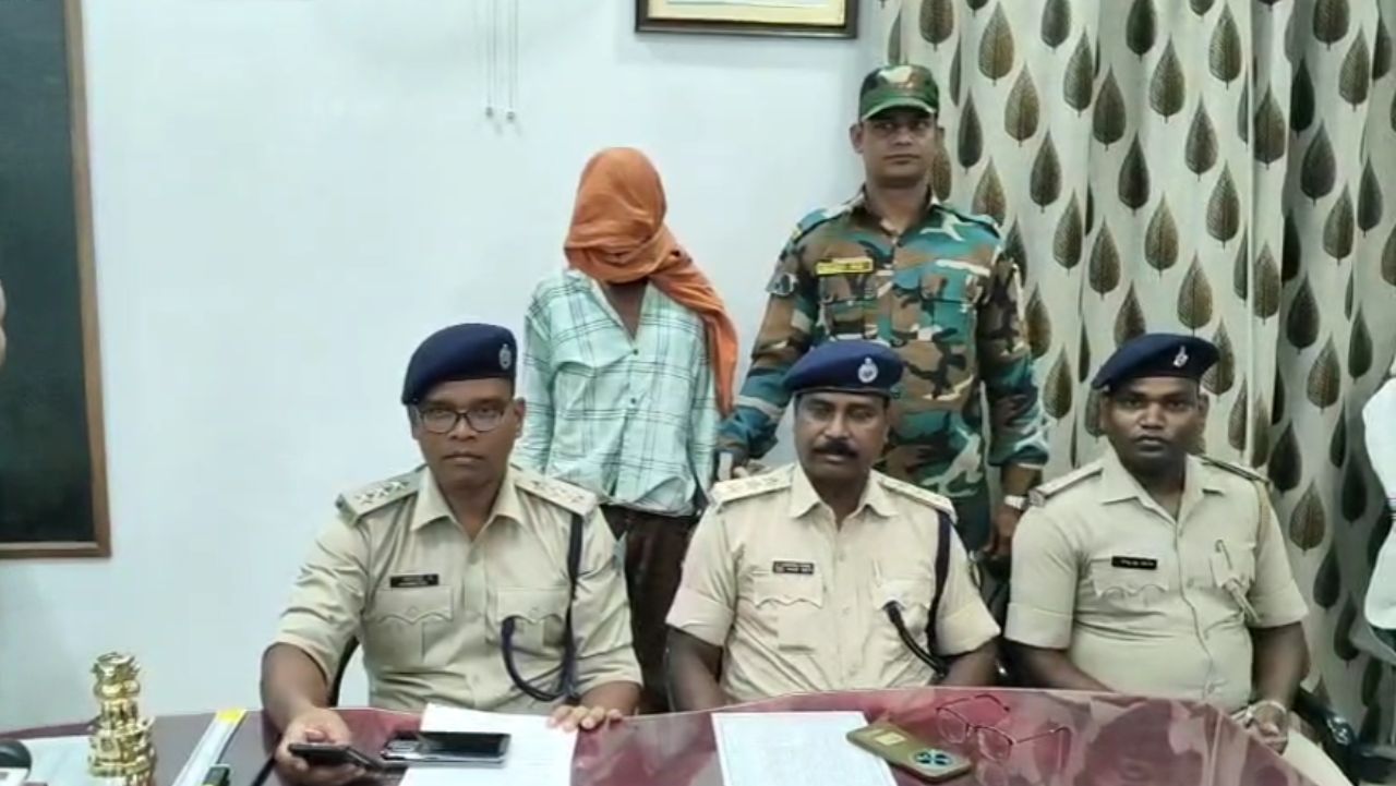 मामले की गंभीरता को देखते हुए पुलिस अधीक्षक के निर्देश पर एक विशेष जांच टीम (SIT) का गठन किया गया। अनुमंडल पुलिस पदाधिकारी बहामन टूटी ने प्रेस वार्ता में बताया कि तकनीकी शाखा (Technical Cell) की मदद और सटीक इनपुट के आधार पर पुलिस टीम ने 16 जून को त्वरित कार्रवाई करते हुए आरोपी फंटुस लागुरी (पिता स्वर्गीय सुबेदार लागुरी) को धर दबोचा। कड़ाई से की गई पूछताछ में आरोपी ने अपना गुनाह कबूल कर लिया है।