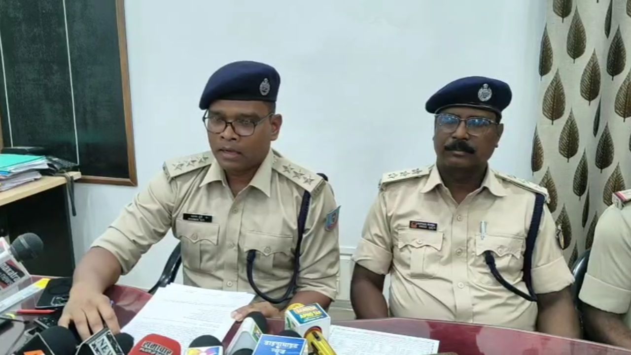 पुलिस सूत्रों से मिली जानकारी के अनुसार, आरोपी फंटुस लागुरी ने मुकेश को पहले शराब पीने के बहाने नाले के पास बुलाया था। वहां दोनों के बीच फिर से बहस हुई, जिसके बाद आरोपी ने भारी पत्थर और धारदार हथियार से वार कर मुकेश की बेरहमी से हत्या कर दी और साक्ष्य छुपाने के इरादे से शव को झाड़ियों में फेंक दिया। पुलिस ने आरोपी की निशानदेही पर हत्या में इस्तेमाल किया गया हथियार और मृतक का मोबाइल फोन भी बरामद कर लिया है। अदालत ने आरोपी को न्यायिक हिरासत में जेल भेज दिया है।