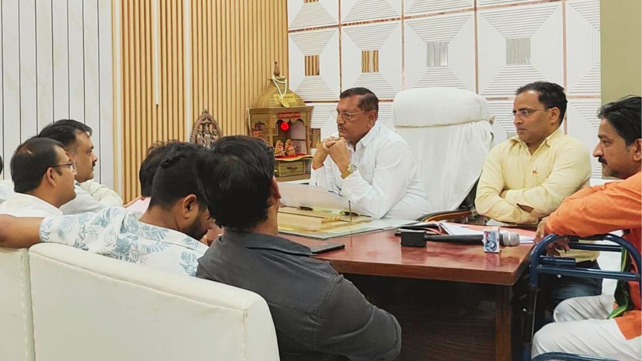 छिबरामऊ नगर पालिका में ऐसा क्या हुआ कि सरकारी जमीन के आरोप पर मच गया भारी बवाल?