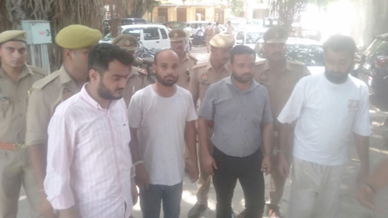 Kanpur News: 141 यूनिवर्सिटी की मोहरें, 80 होलोग्राम और लैपटॉप बरामद, कैसे चलता था नकली शिक्षा का पूरा कारोबार?