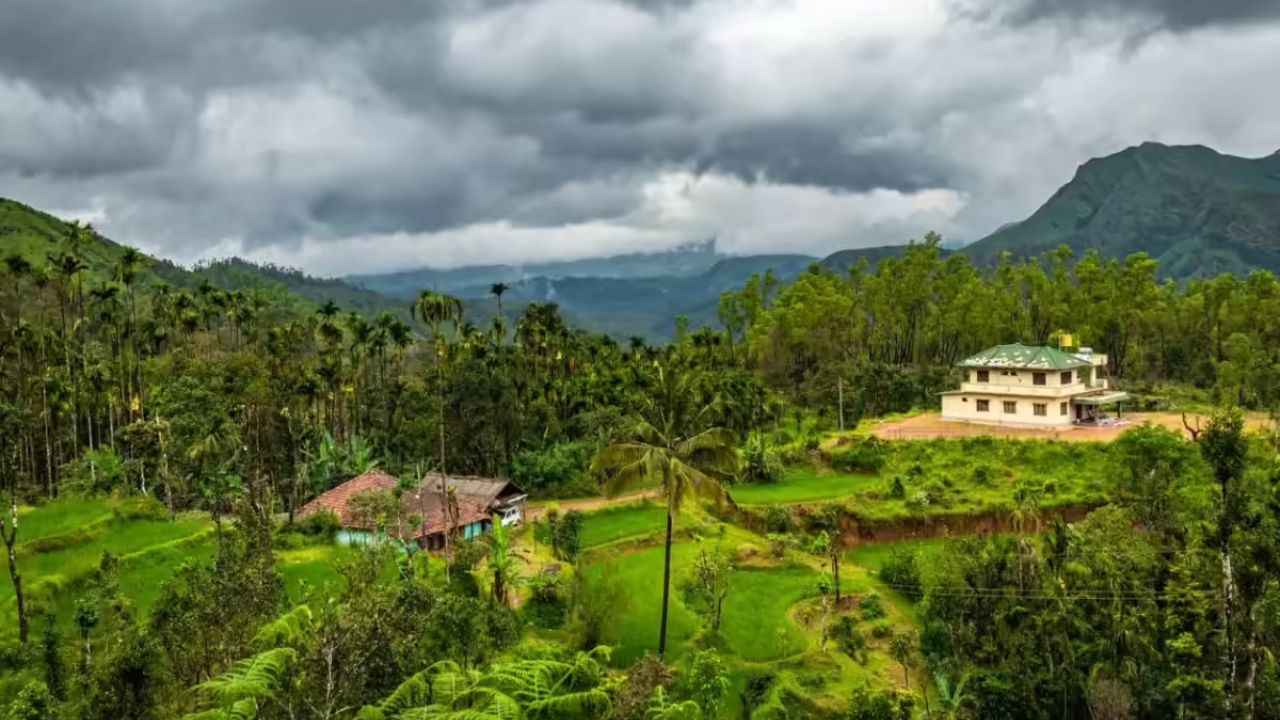 वहीं इंडिया का स्कॉटलैंड कहे जाने वाले कर्नाटक के कूर्ग में मानसून का जादू जून से अक्टूबर तक चलता है। बारिश के मौसम में कूर्ग के कॉफी बागान, धुंध से घिरे पहाड़ और ठंडी हवाएं यहां के शांत वातावरण को बेहद सुकूनदेह बना देती हैं। (Img- Internet)