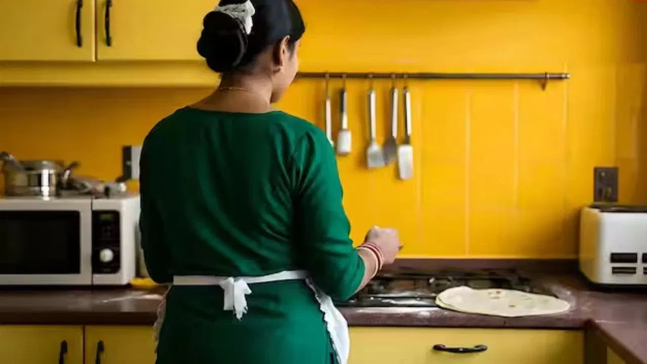 सावधान! आपके किचन में छिपा है ‘स्लो पॉइज़न’, आज ही बाहर करें ये 5 प्लास्टिक की चीजें
