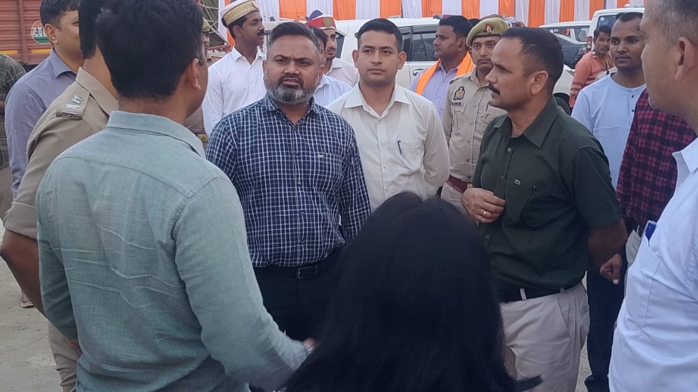 Kushinagar News: सीएम योगी के दौरे से पहले हाई अलर्ट, डीएम-एसपी ने खुद संभाली तैयारियों की कमान