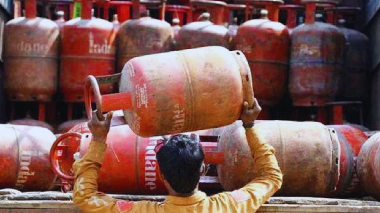 LPG Price Today: गैस सिलेंडर उपभोक्ताओं को राहत? जानिए कब तक सस्ता हो सकता है गैस सिलेंडर
