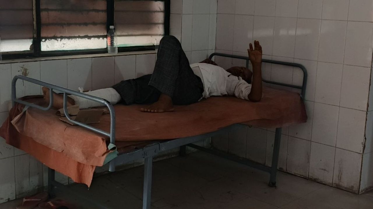Maharajganj: स्कूटी संभल नहीं पाई, सड़क पर गिरा युवक; पैर टूटने से अस्पताल में भर्ती