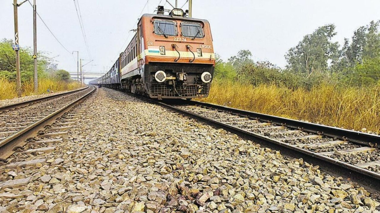 लखनऊ में ट्रेन पलटाने की बड़ी साजिश, पंजाब मेल के ट्रैक पर रखा लोहे का भारी ढांचा, लोको पायलट ने बचाया