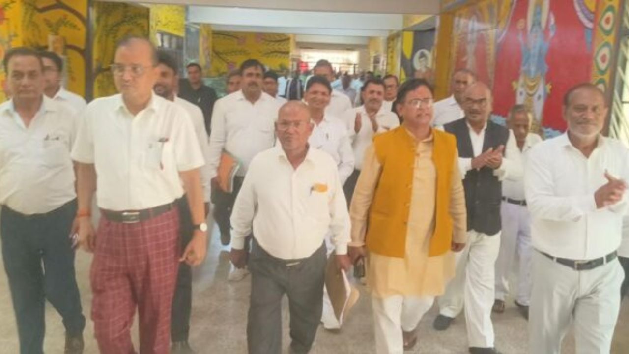 महराजगंज में SDM के खिलाफ अधिवक्ताओं का फूटा गुस्सा, गरमाई सियासत