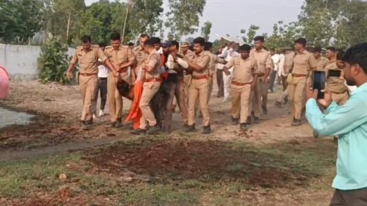 Maharajganj: गोसदन में फिर गौवंशों की मौत से बजरंग दल कार्यकर्ताओं का फूटा गुस्सा, पुलिस और प्रशासन के फूले हाथ-पांव