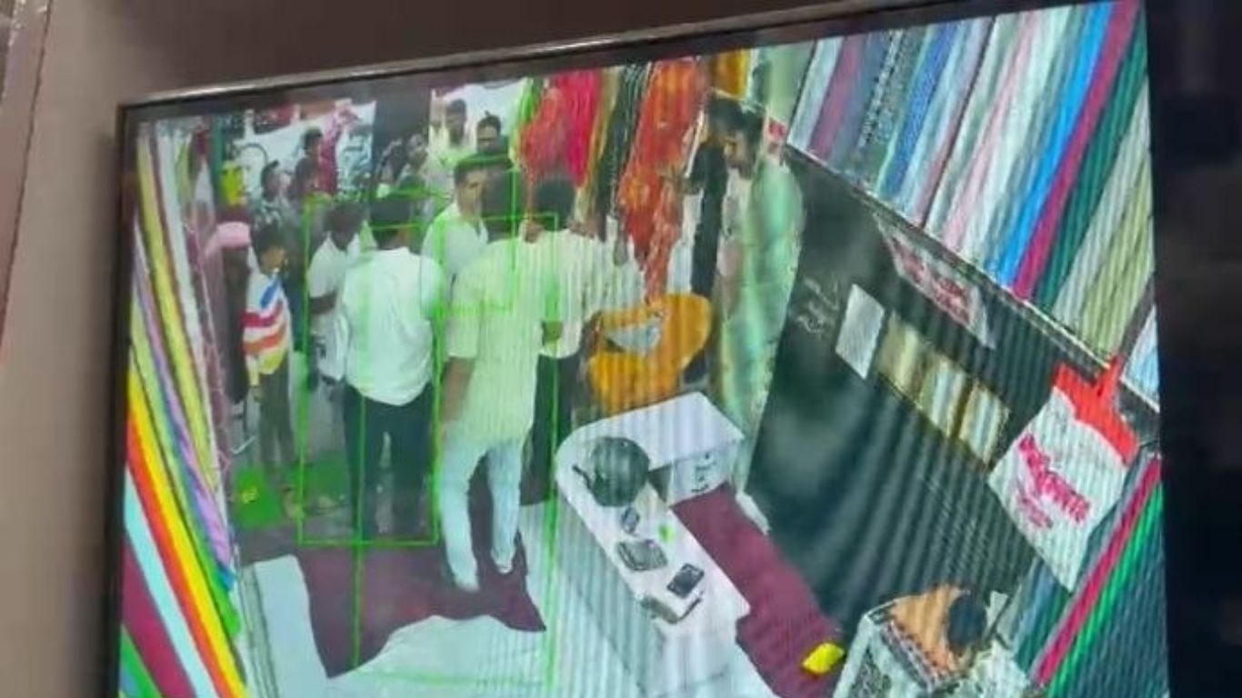 चादर लेने पहुंचे थे ग्राहक, दुकान के अंदर अचानक गूंजे थप्पड़… CCTV ने खोला पूरा राज