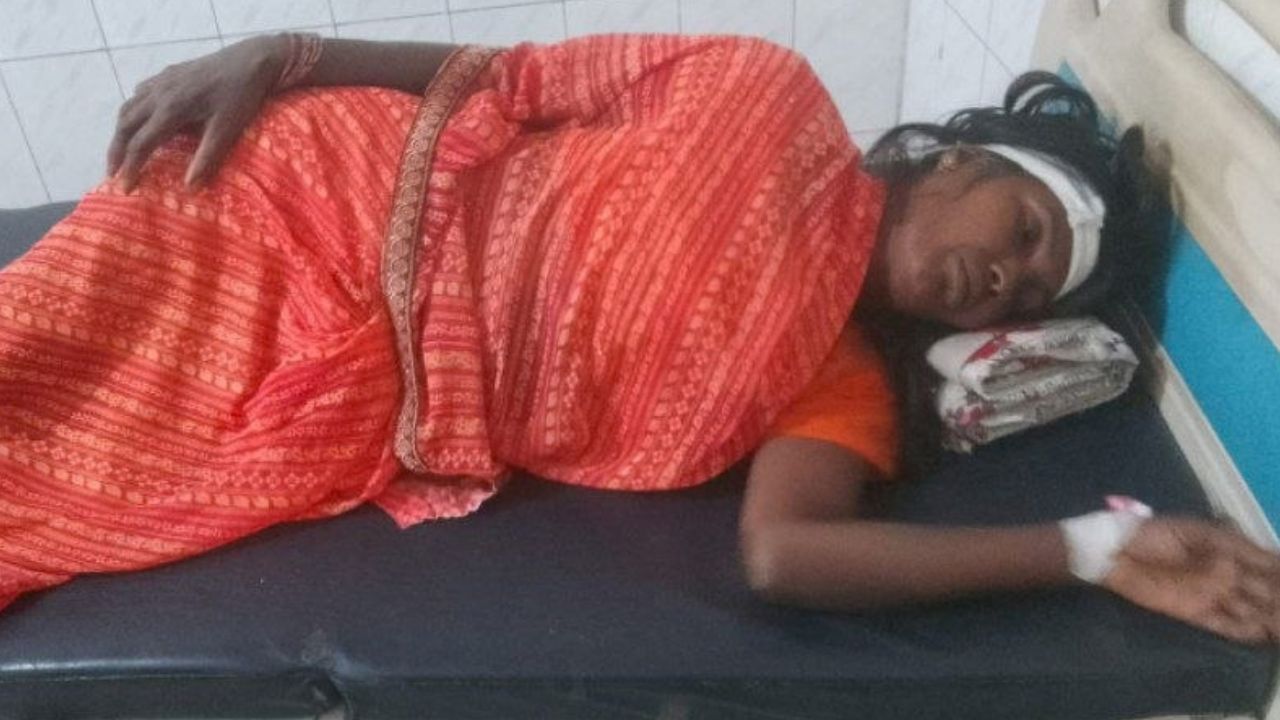 Maharajganj News: आधी रात घर में घुसी मौत की रफ्तार! बोलेरो ने मचाया तांडव, महिला गंभीर