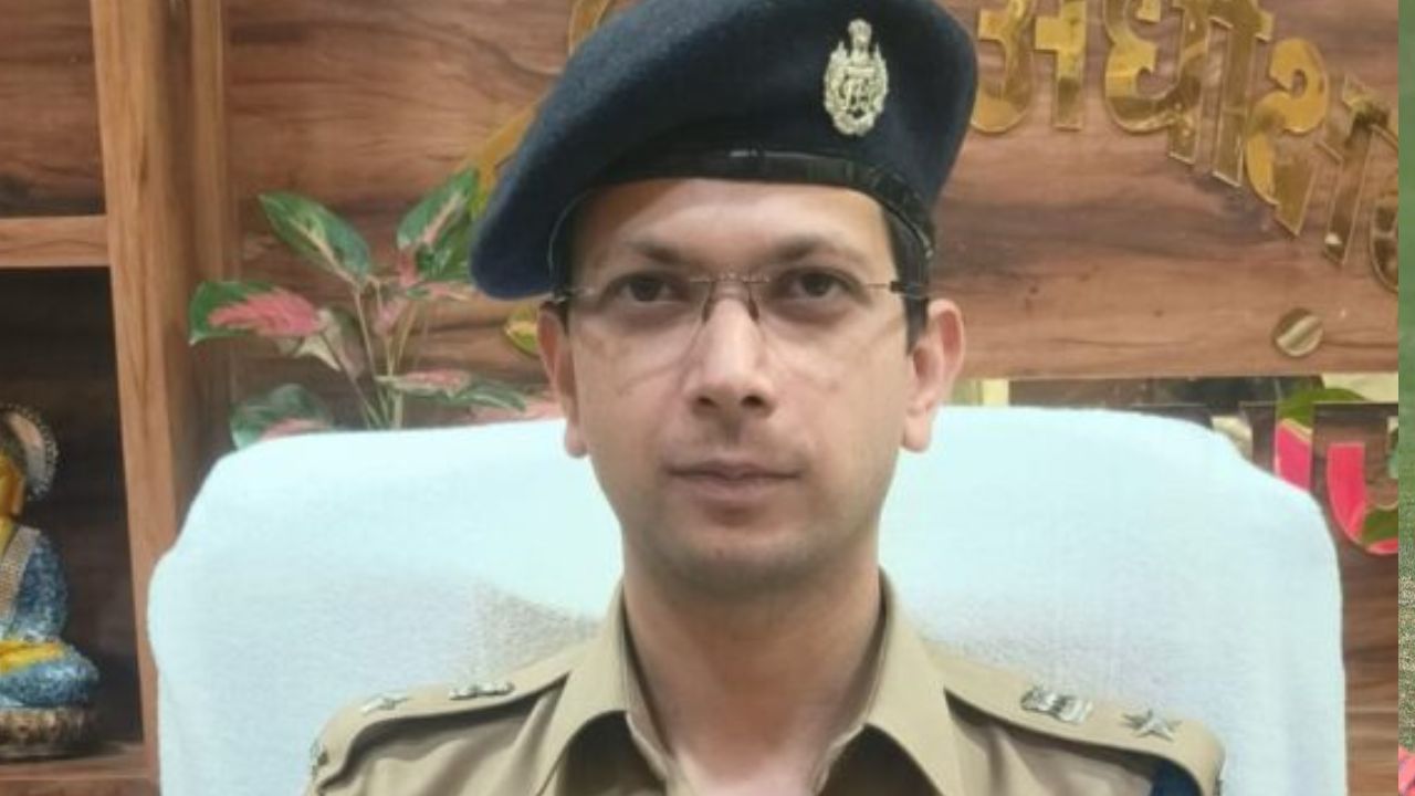 UP Police के आदेश की फिर उड़ी धज्जियां! वर्दी पहनकर भी चढ़ा था Reel का Chaska: हेड कांस्टेबल नपे