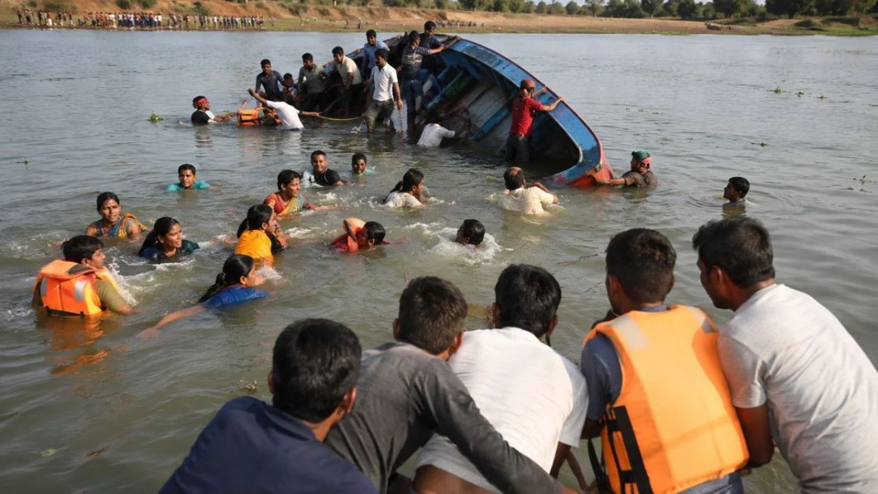 महाराष्ट्र में बड़ा हादसा: 35 तीर्थयात्रियों से भरी नाव नदी में पलटी, Rescue Operation जारी