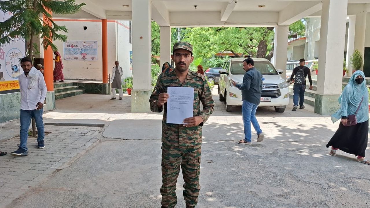 ‘देश की रक्षा में सीमा पर हूँ तैनात, यहाँ मेरी जमीन पर दबंगों ने किया कब्जा’, डीएम के सामने फौजी का छलका दर्द