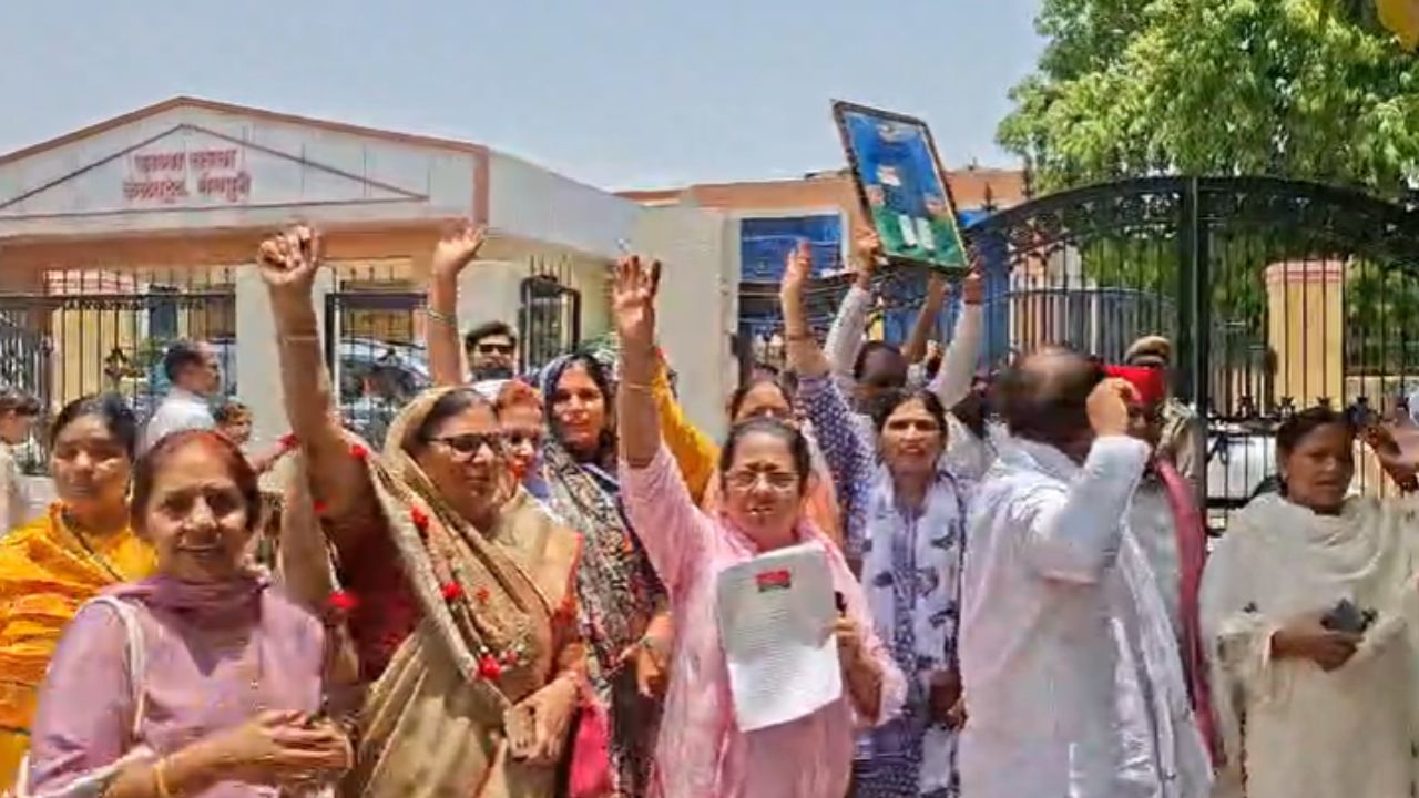 मैनपुरी में महंगाई के खिलाफ सड़क पर उतरीं सपा महिलाएं: सरकार के खिलाफ जोरदार प्रदर्शन, सौंपा ज्ञापन