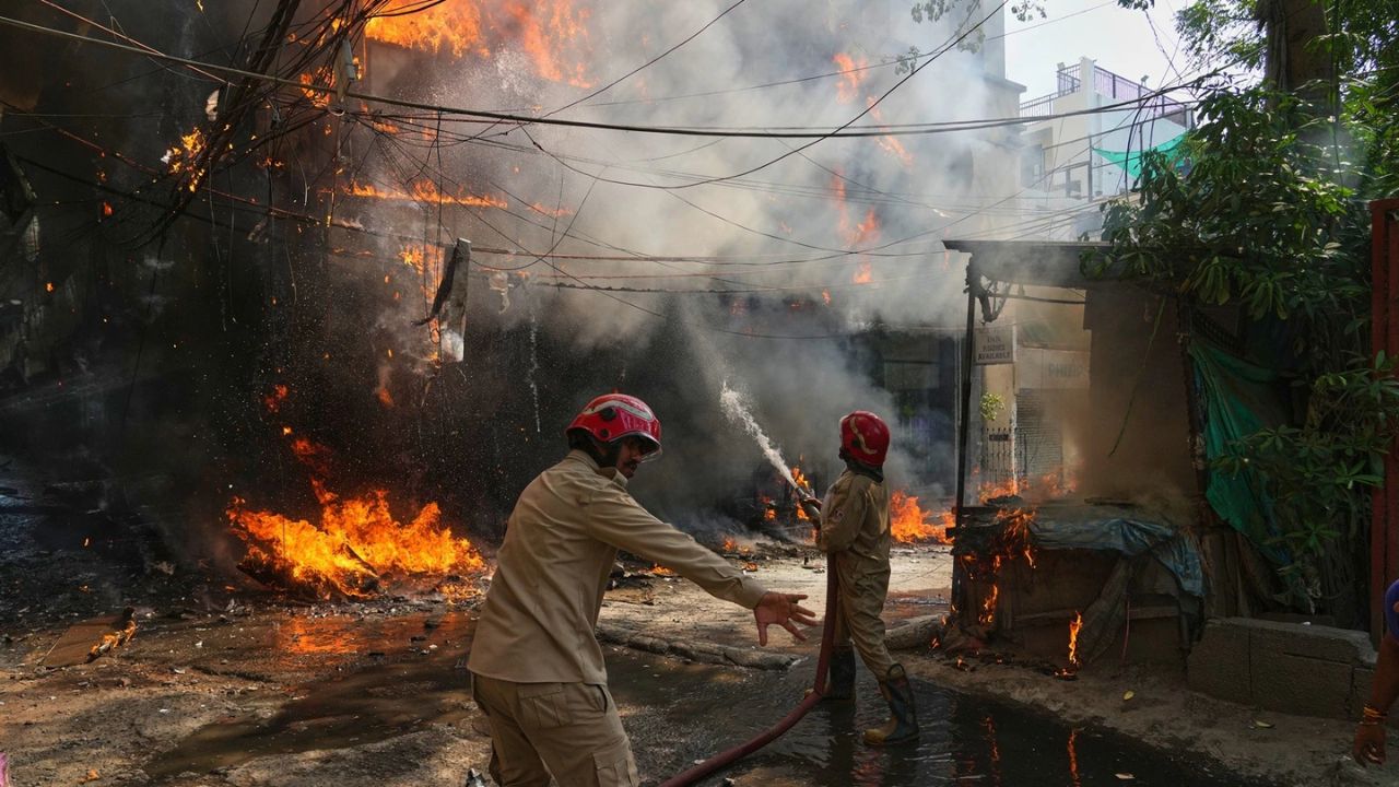 Malviya Nagar Fire | Video | ‘लेमन ग्रीन रेस्टोरेंट’ मे कैसे लगी आग? विदेशियों समेत 21 मौतें, दिल्ली अग्निकांड का जिम्मेदार कौन