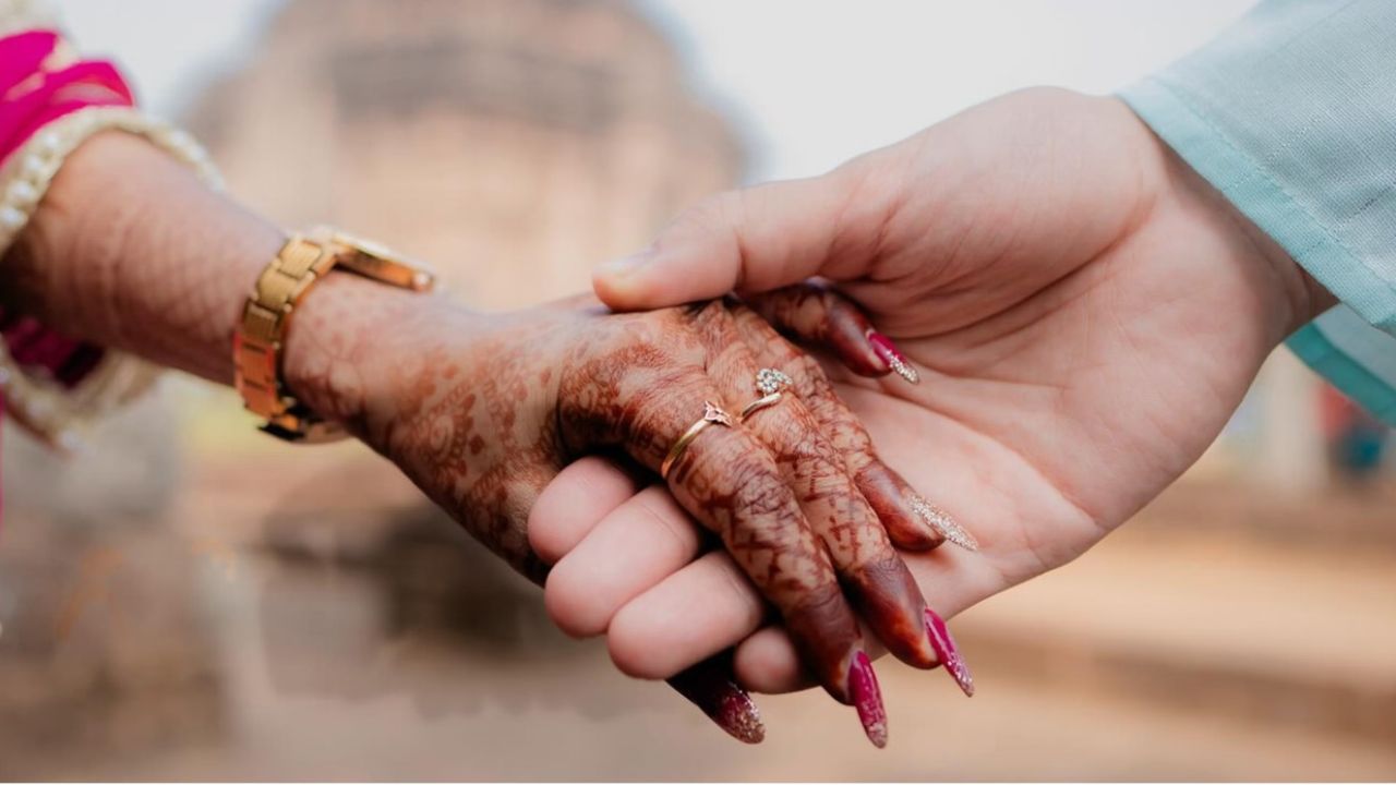 Relationship Tips: क्या पश्चिम दिशा में राधा-कृष्ण फोटो लगाने से सुधरते हैं रिश्ते? जानें वास्तु का दावा