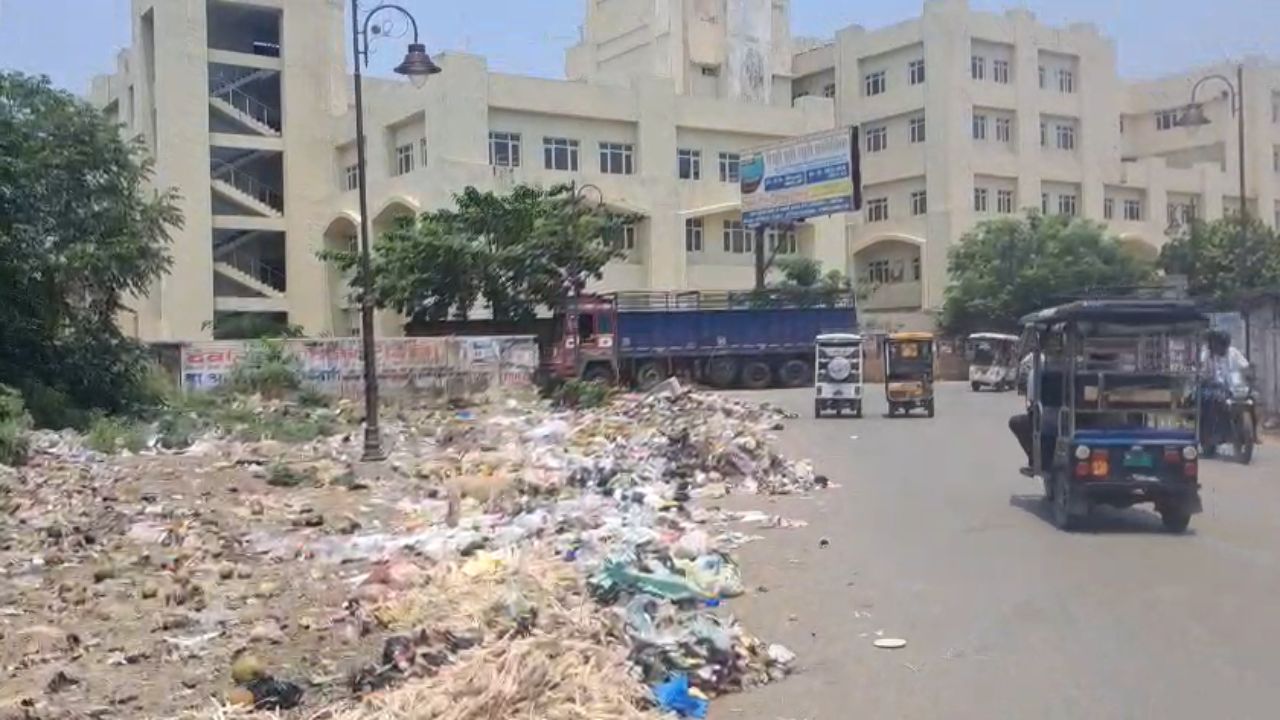 Video: देवरिया मेडिकल कॉलेज के पास कूड़े का अंबार, मरीजों और तीमारदारों की बढ़ी परेशानी; देखें पूरी रिपोर्ट