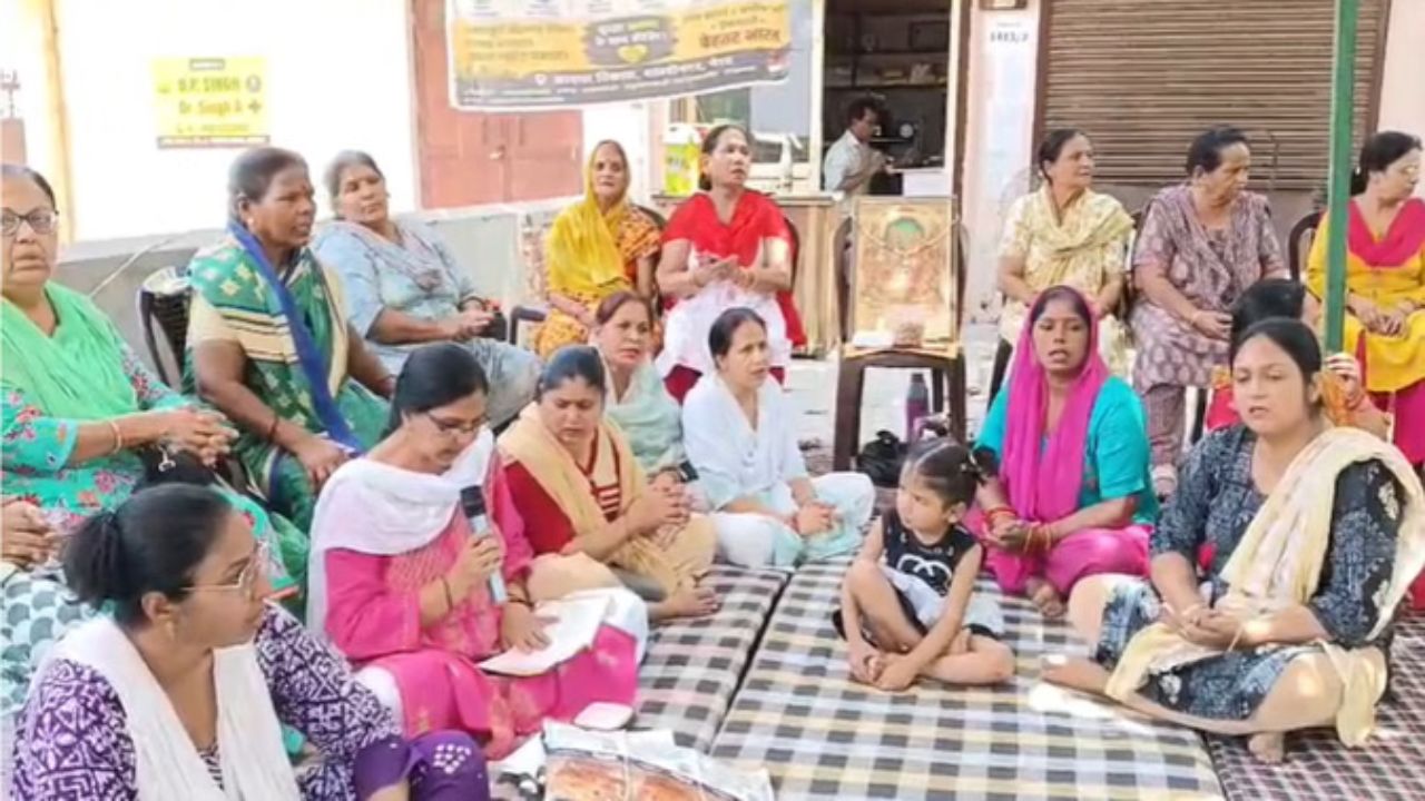 घर बचाने की जंग: मेरठ में 70 दिन से धरने पर महिलाएं, अब सुंदरकांड से लगाएंगी गुहार