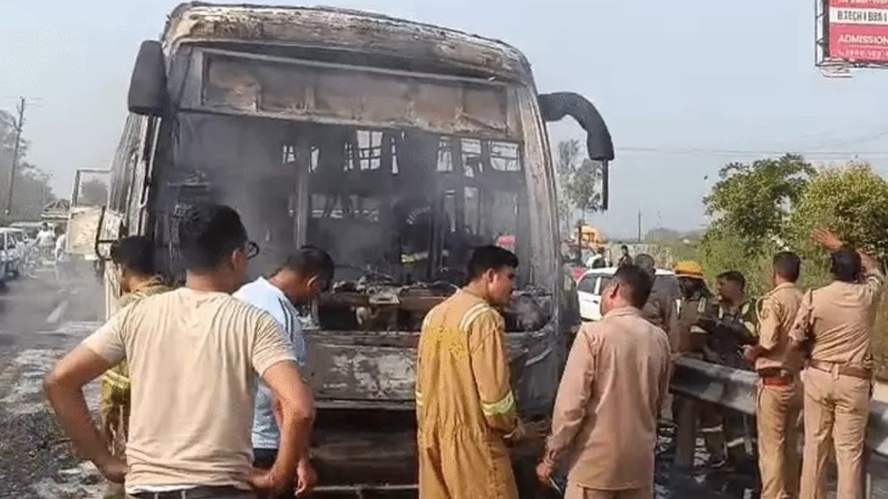 मेरठ के दिल्ली-देहरादून एक्सप्रेसवे पर दौड़ती डबल डेकर AC बस बनी आग का गोला, हादसे के वक्त बस में सवार थे 26 यात्री