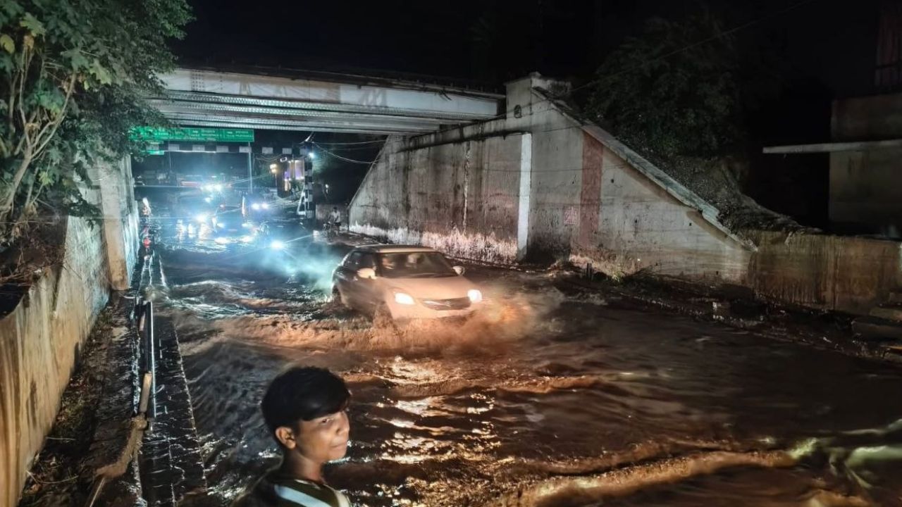 Mirzapur Rain: मात्र 20 मिनट की बारिश ने रोकी शहर की रफ्तार, बदहाल व्यवस्था से भड़की जनता