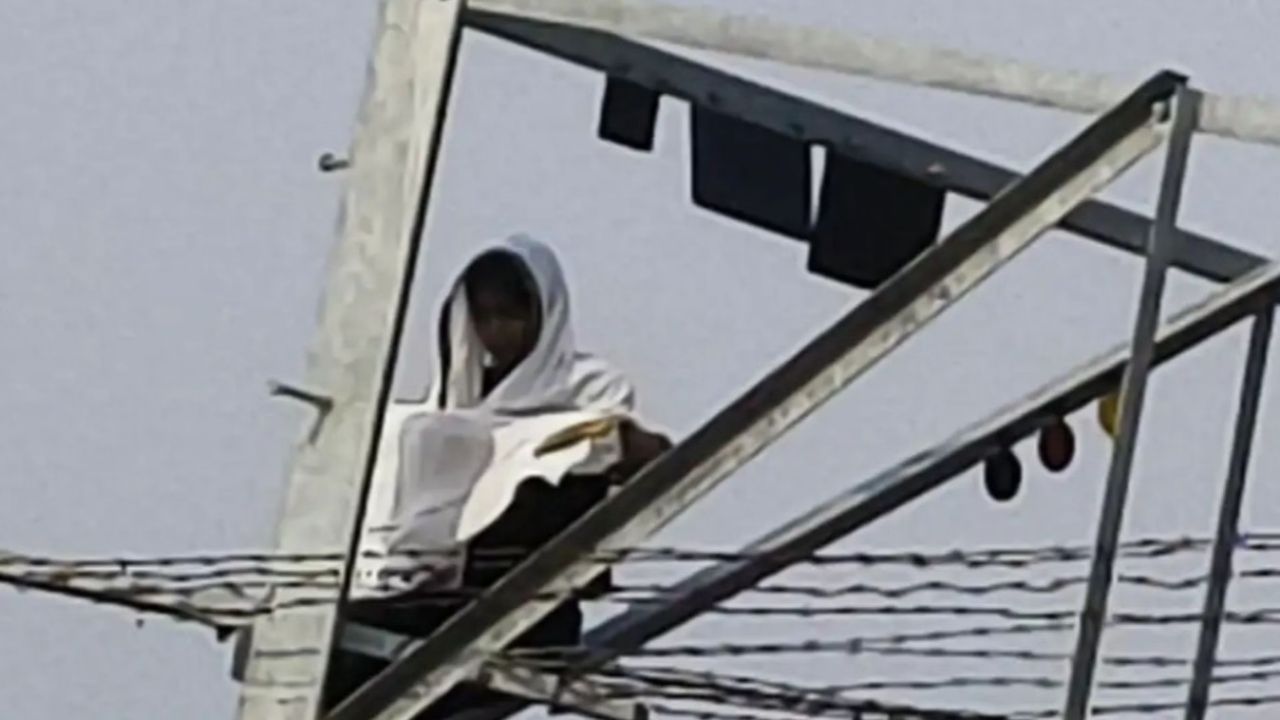 Mirzapur News: शादी की जिद में हाईटेंशन टावर पर चढ़ गई किशोरी, ढाई घंटे चला हाईवोल्टेज ड्रामा