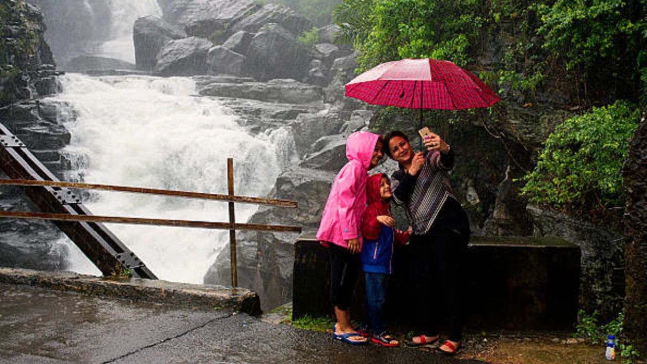 Monsoon Tourism: बरसात में घूमना है बेहद पसंद? भारत की इन 5 खूबसूरत जगहों पर लें प्रकृति का असली मजा