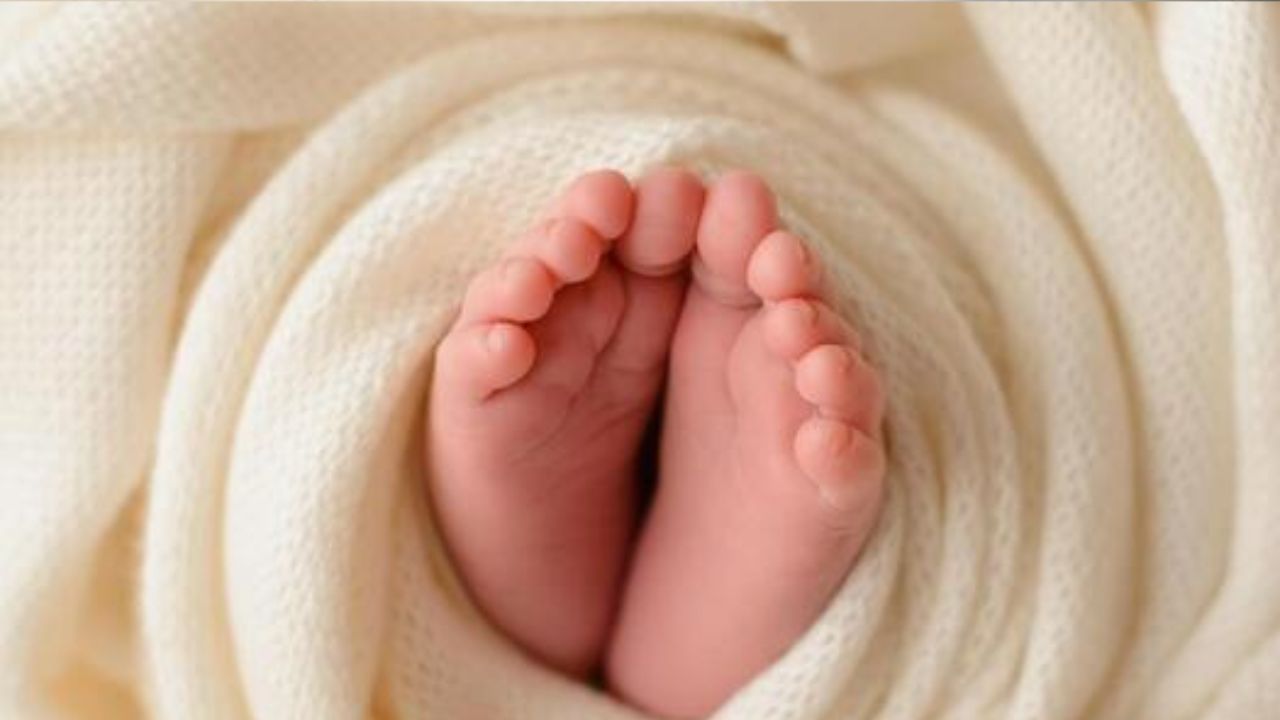 गोरखपुर में मिला नवजात बच्ची का शव, रहस्यमय सामान मिलने पर तरह-तरह की चर्चाएं