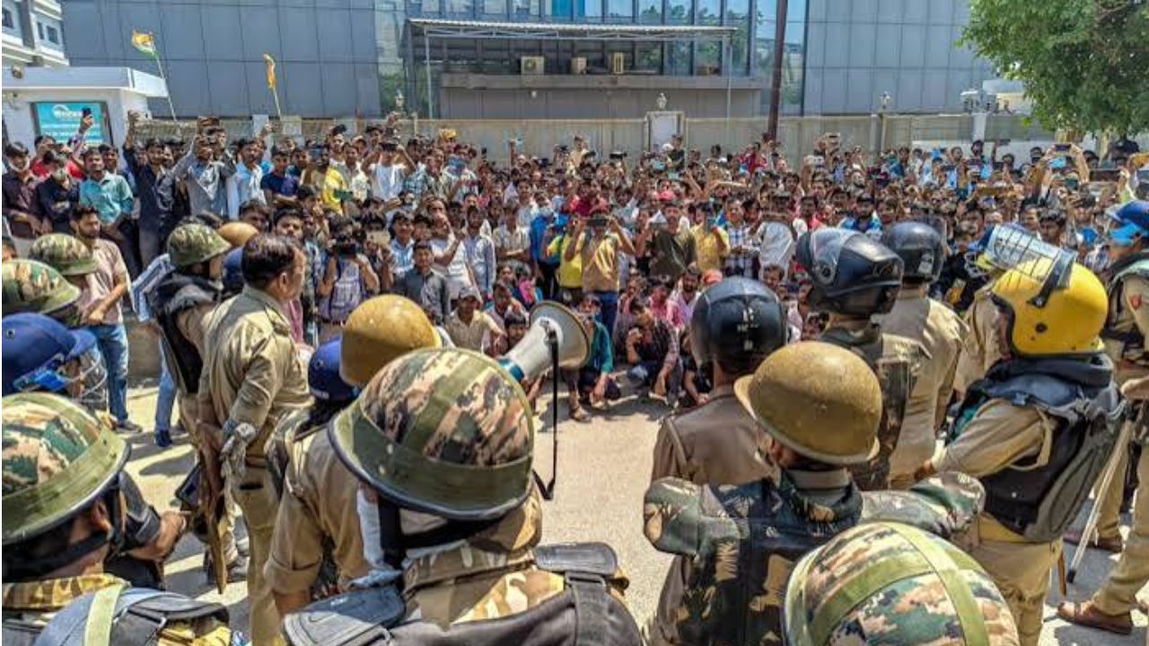 नोएडा श्रमिक आंदोलन में पुलिस ने कर दिया ऐसा कांड, गले में फंस गई हड्डी, NHRC ने DGP और DG जेल से मांगा जवाब
