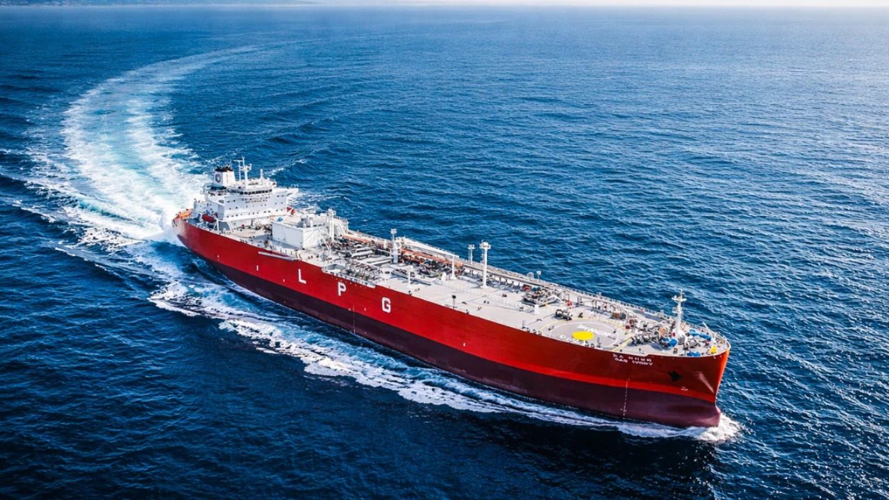 Oil Tanker: रूस की चाल पर फिरा पानी, फ्रांसीसी नौसेना ने समुद्र में रोका प्रतिबंधित जहाज; जांच शुरू