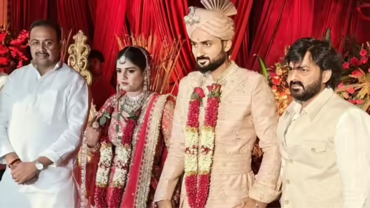 बारात के आगमन के दौरान बैंड-बाजे की धुनों पर दूल्हे आकाशदीप ने खुद को थिरकने से नहीं रोका और जमकर डांस किया। काशी के विद्वान पंडितों द्वारा वैदिक मंत्रोच्चार के बीच द्वार पूजा कराई गई, जिसके बाद अक्षिता ने आकाशदीप को वरमाला पहनाई। इस दौरान मशहूर भोजपुरी सिंगर पवन सिंह ने भी समारोह में पहुंचकर वर-वधू को बधाई दी। (Img- Facebook)