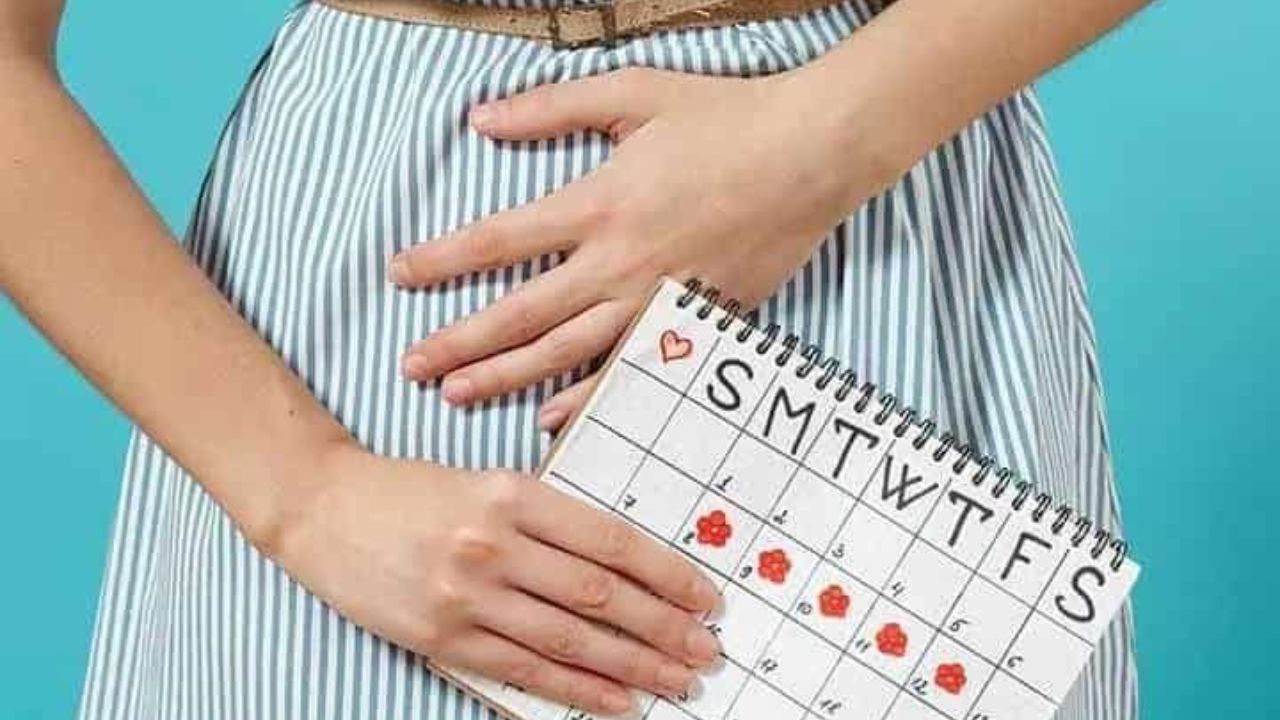 भारतीय समाज में आज भी पीरियड्स यानी मासिक धर्म एक ऐसा विषय है, जिस पर खुलकर बात करने में माता-पिता अक्सर हिचकिचाते हैं। जबकि सच्चाई यह है कि पीरियड्स एक सामान्य और अनिवार्य जैविक प्रक्रिया है, जिसे रोकने या अनदेखा करने का कोई विकल्प नहीं है। (फोटो सोर्स- Pinterest)