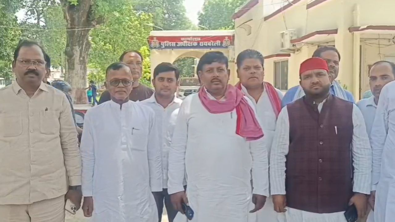 UP: रायबरेली में विवादित पोस्टरों से मचा सियासी बवाल, सपा नेता और कार्यकर्ता नाराज