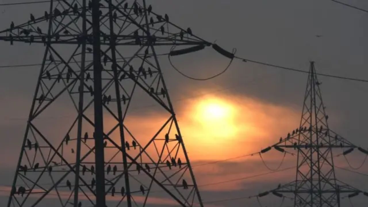 Unnao Power Crisis: आंधी-बारिश के बाद ठप हुई बिजली, ट्रांसफार्मर न बदलने पर ग्रामीणों ने किया प्रदर्शन