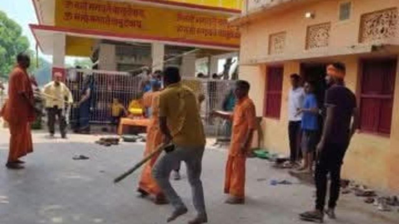 Deoria: मंदिर के पुजारी को हमलावरों ने बेरहमी से पीटा, सोशल मीडिया पर वीडियो वायरल