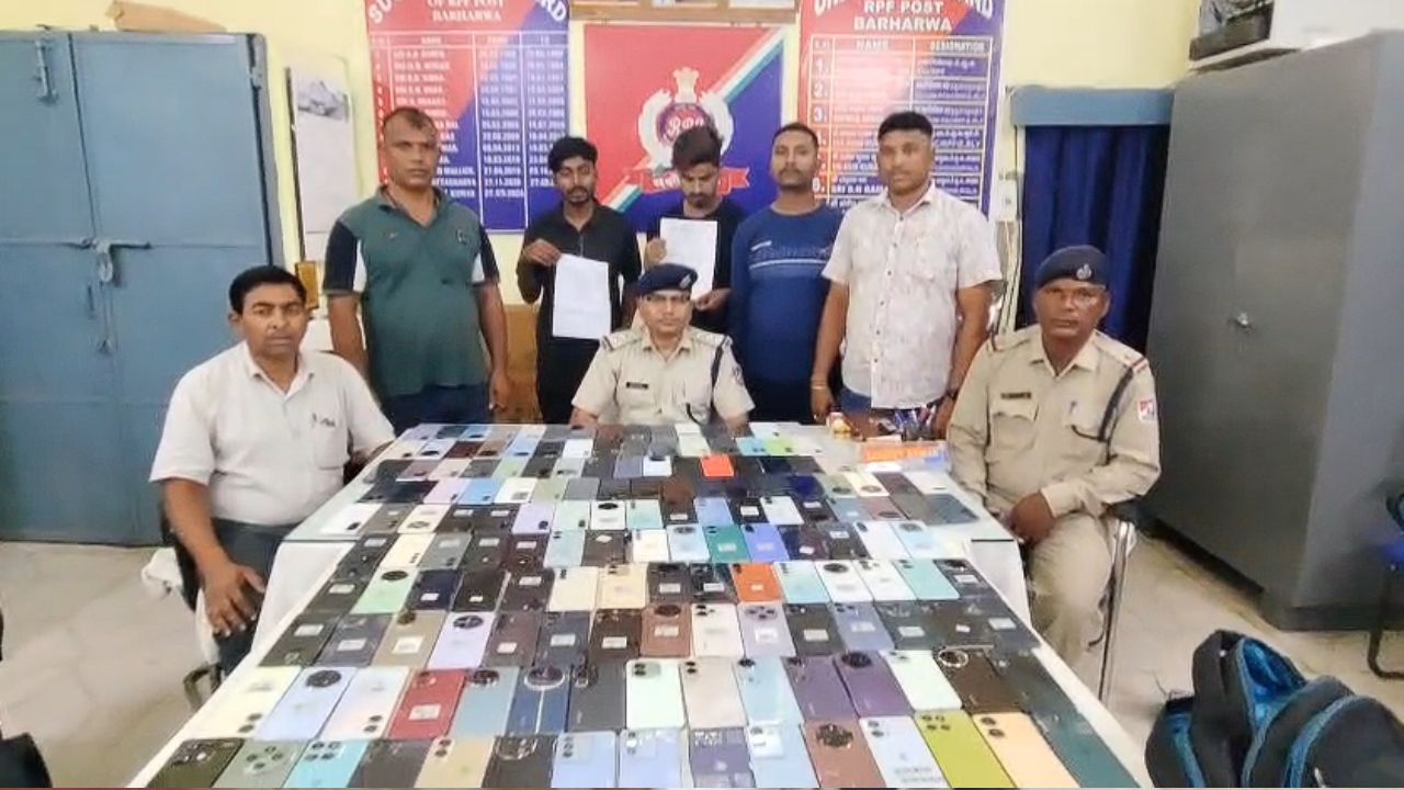 ट्रेन में RPF की बड़ी सर्जिकल स्ट्राइक, वनांचल एक्सप्रेस से 58.95 लाख रुपये के 174 एंड्रॉइड फोन बरामद