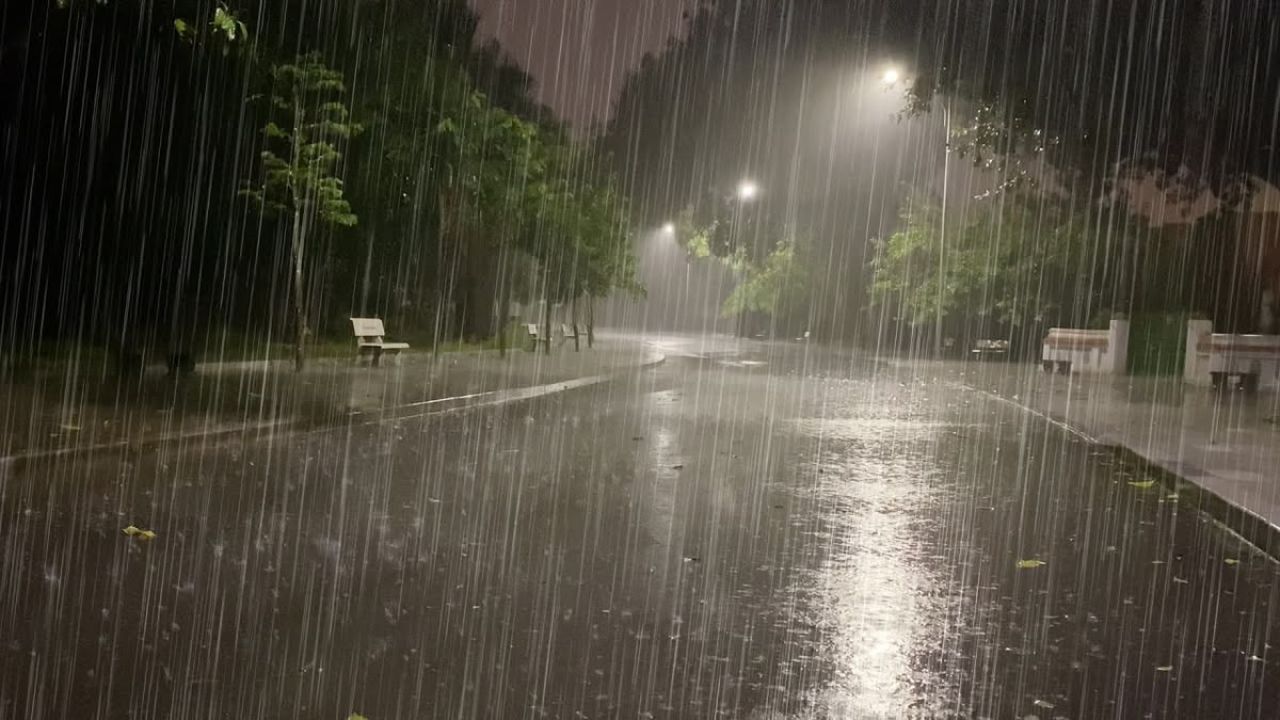 Today Weather Update: अगले 48 घंटे कई राज्यों में भारी बारिश और आंधी का तांडव, जानें IMD की खौफनाक चेतावनी
