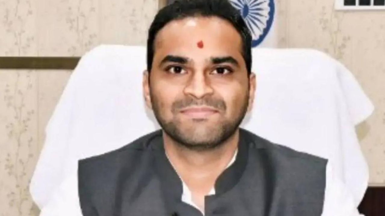 रिश्वतखोरी के आरोप में लेखपाल रजनीश मिश्र निलंबित, तहसीलदार सलेमपुर को सौंपी गई जांच