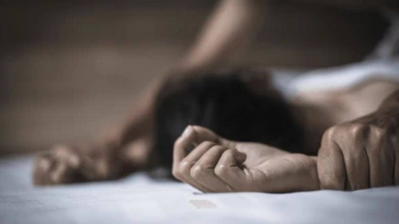 Crime in UP: होटल में क्या हुआ? तीन युवकों संग गई युवती बंद कमरे में नग्न मिली बेहोश; रूह कंपा देगी हकीकत!