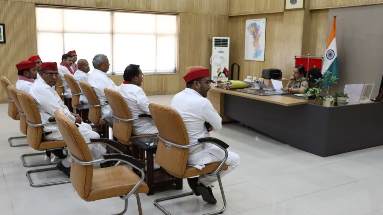 नोएडा के चर्चित मुनेंद्र सिंह मामले में नया मोड़, पुलिस कमिश्नर से मिले सपा नेता