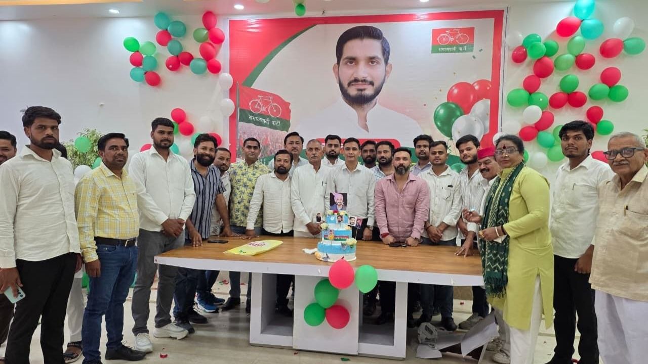 बदायूं में सांसद आदित्य यादव के जन्मदिन की धूम, आवास पर कटा केक, अस्पताल में मरीजों को बांटे फल