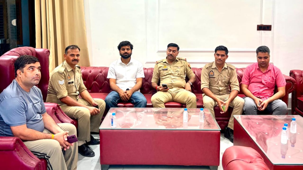 सपा नेताओं को नोएडा पुलिस ने किया हाउस अरेस्ट, जानिये कॉकरोच जनता पार्टी के प्रदर्शन से जुड़ा ये मामला