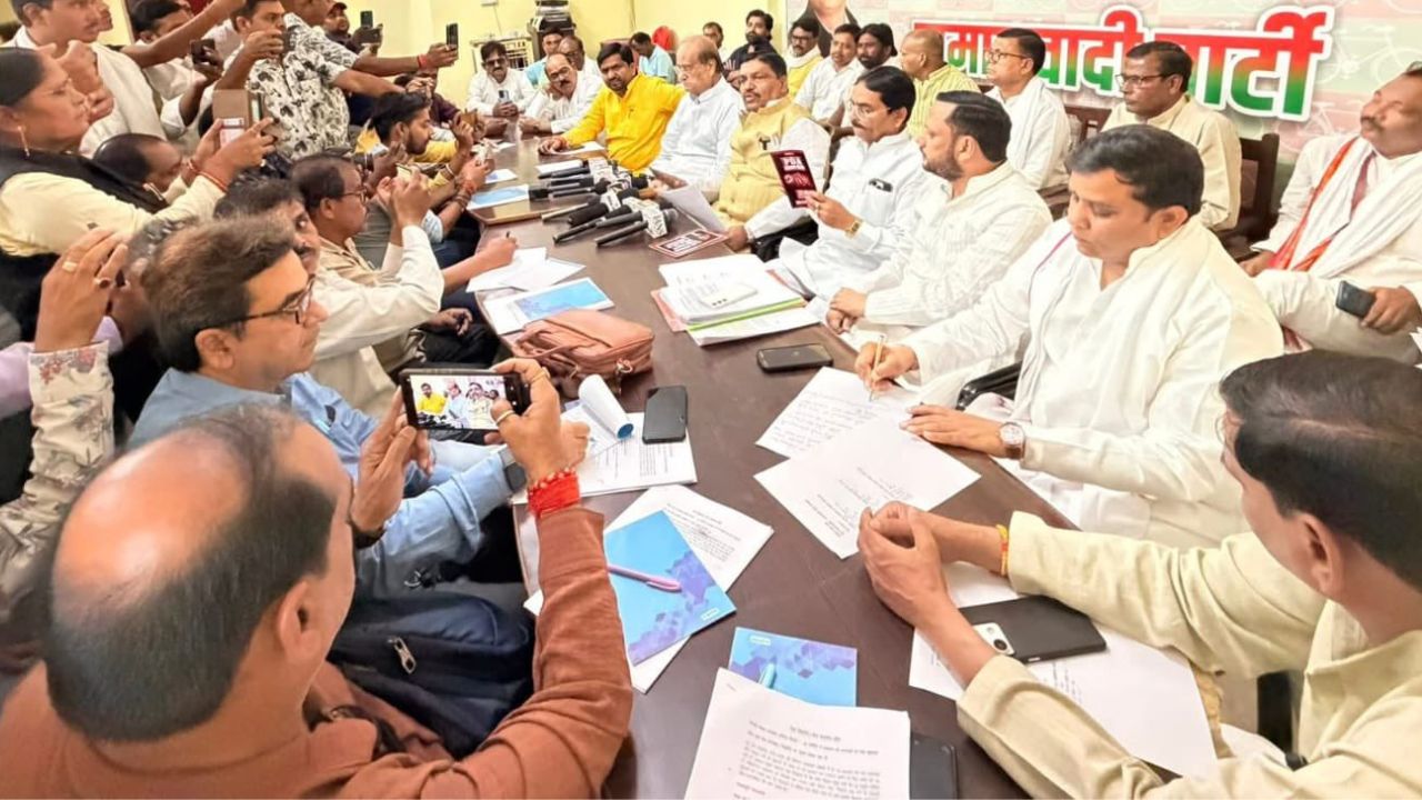 Auraiya News: फर्जी खबर के विरोध में सपा नेताओं का प्रदर्शन, सांसद-विधायक ने FIR की मांग की