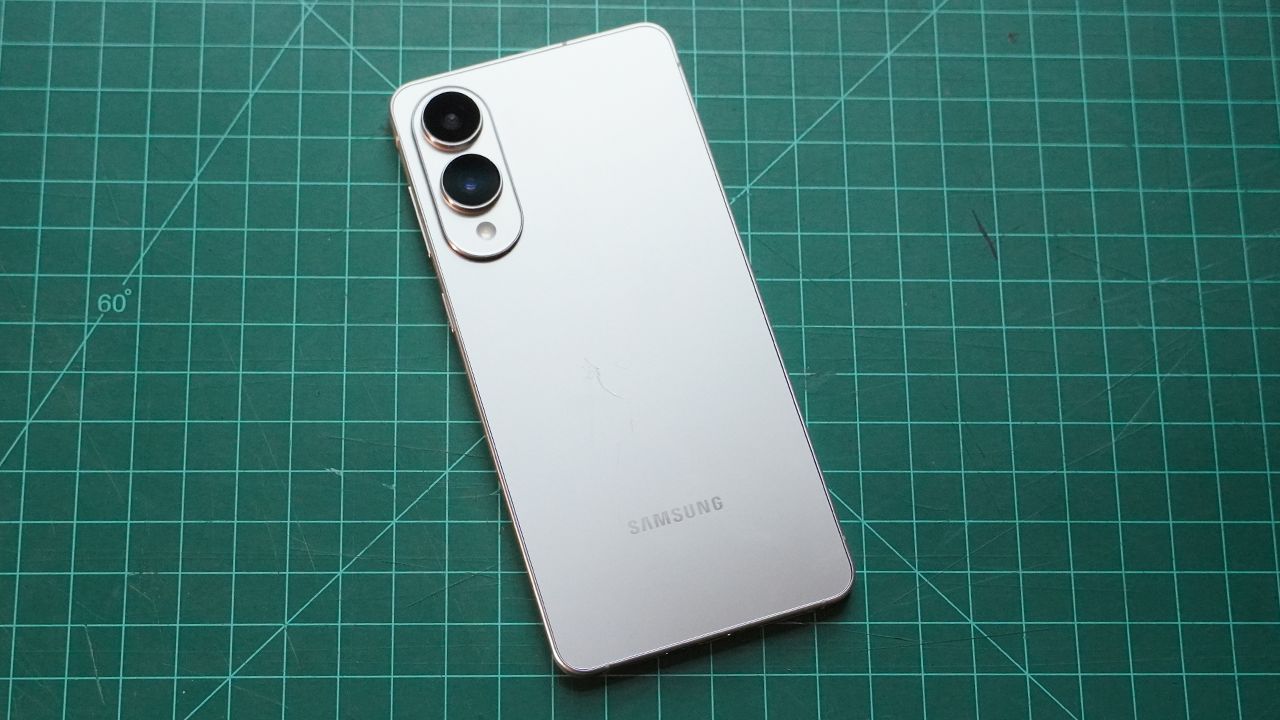 पैसा वसूल डील! Samsung के इस धाकड़ प्रीमियम फोन पर सीधे 40,000 रुपये की भारी छूट, हाथ से न जाने दें मौका
